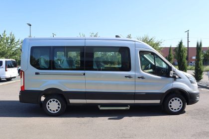 Vu de profil avec son marchepied rétracté d'un Ford eTransit TPMR - minibus handicap - véhicule électrique