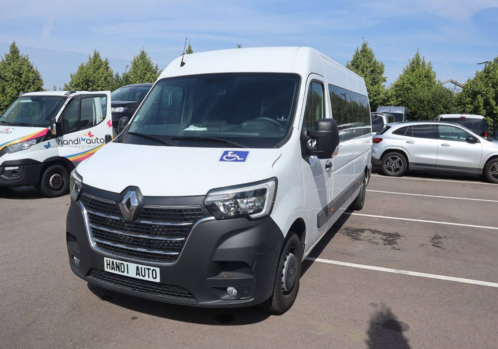 Vue avant d'un Renault Master TPMR - Minibus TPMR occasion - véhicule handicap