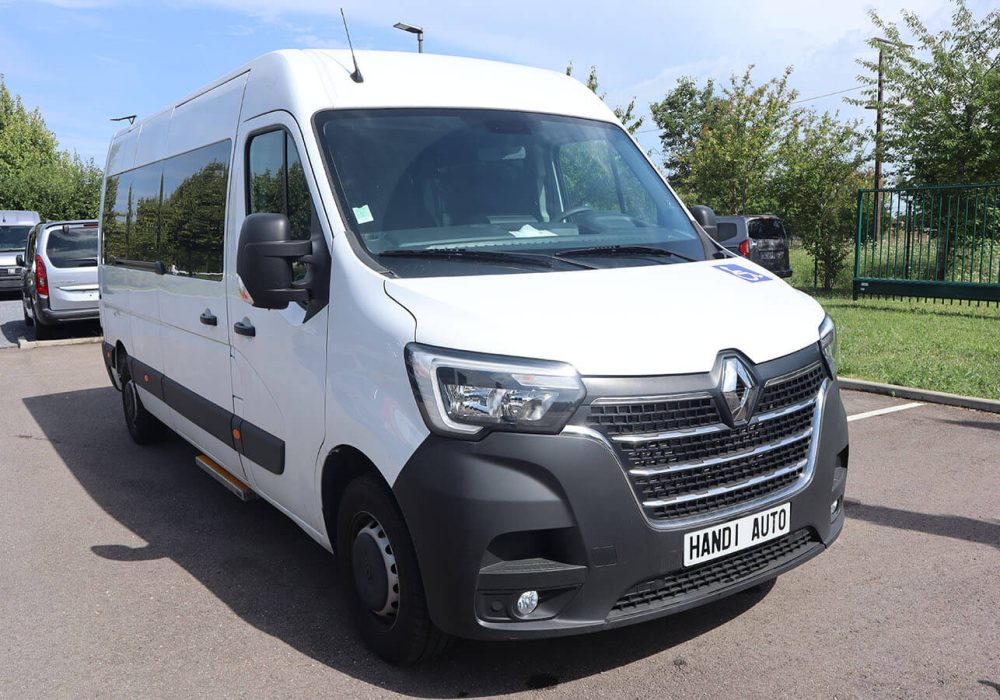 Vue avant d'un Renault Master TPMR - Minibus TPMR occasion - véhicule handicap