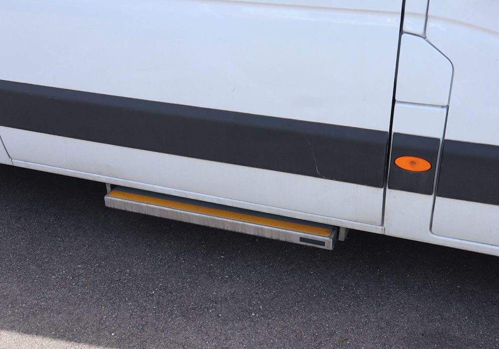 Marche pied rabattu d'un Renault Master TPMR - Minibus TPMR occasion - véhicule handicap