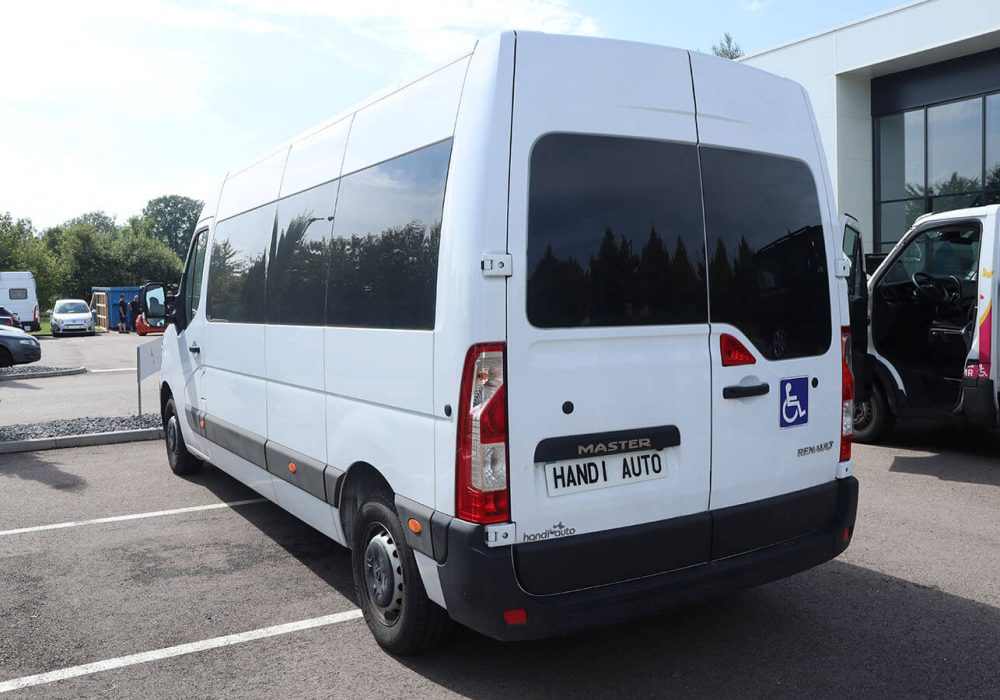 Vue arrière d'un Renault Master - Minibus TPMR occasion - véhicule handicap