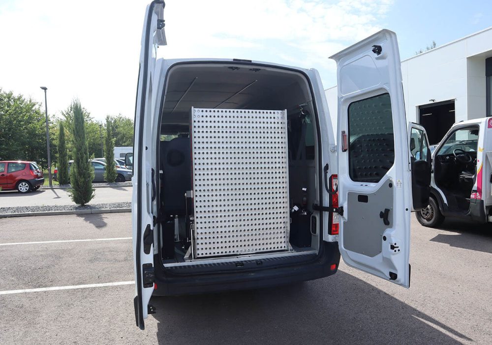 Porte arrière ouverte et rampe rabattue d'un Renault Master TPMR - Minibus TPMR occasion - véhicule handicap