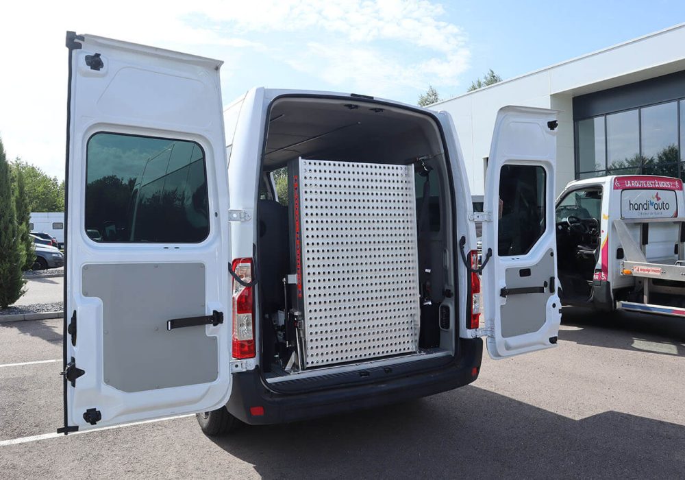 Porte arrière ouverte et rampe rabattue d'un Renault Master TPMR - Minibus TPMR occasion - véhicule handicap