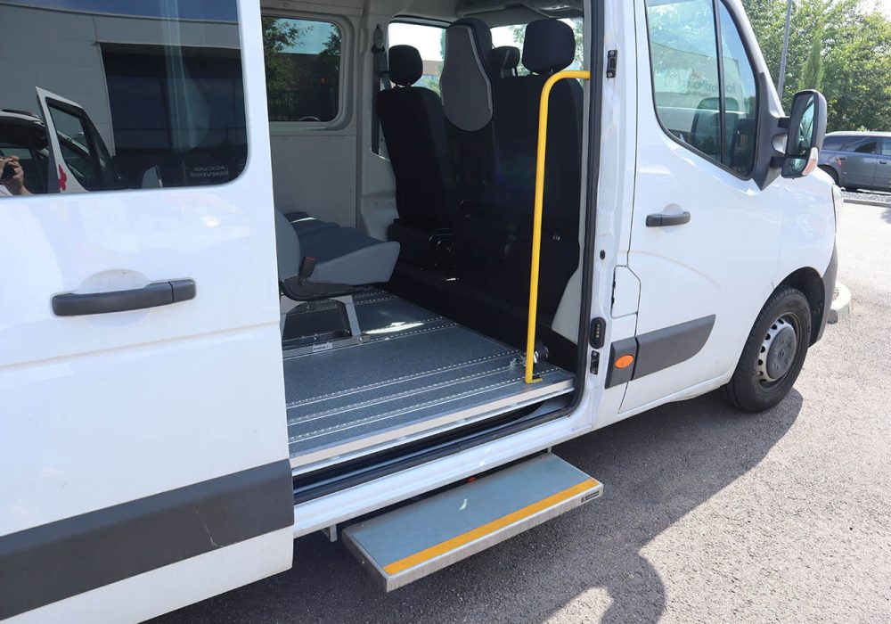 Porte latérale ouvert et marche pied latéral ouvert avec poignée montoire sur un Renault Master TPMR - Minibus TPMR occasion - véhicule handicap