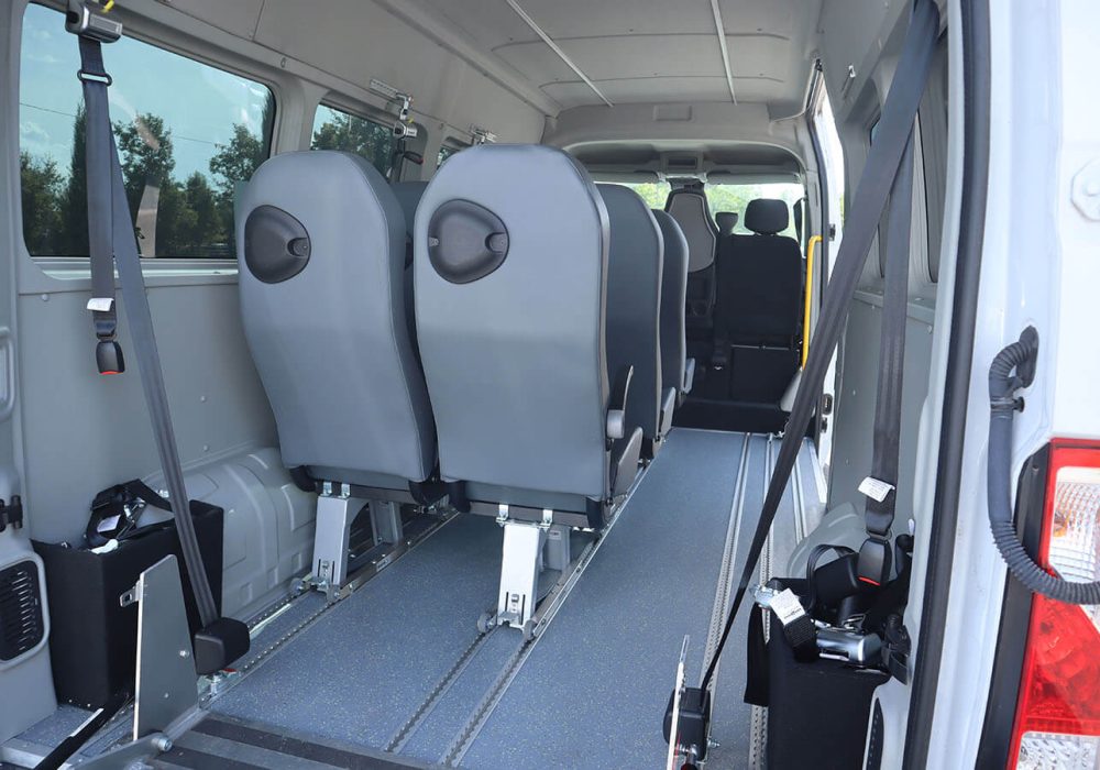 Siège arrière d'un Renault Master TPMR vue depuis les portes arrières - Minibus TPMR occasion - véhicule handicap