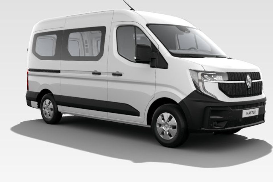 Renault Master TPMR 2025 L2H2 avant fond blanc