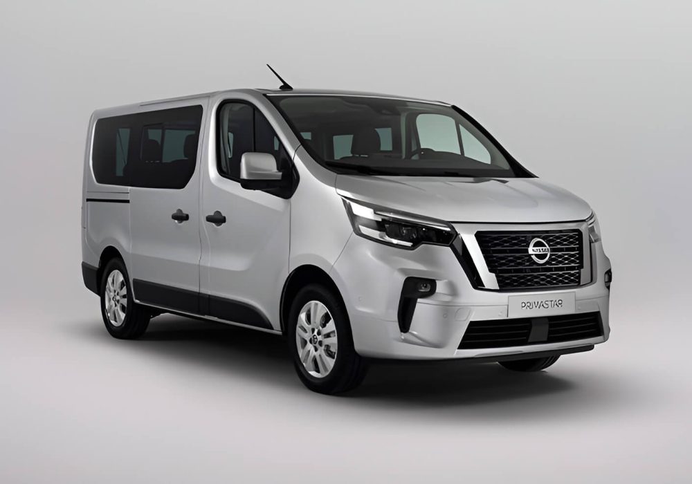 Nissan Primastar TPMR sur fond blanc - minibus handicap - véhicule TPMR