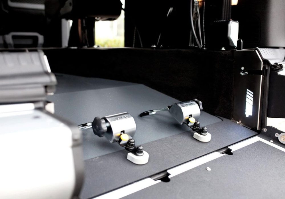 Système d'ancrage sur le décaissement d'un Peugeot Traveller TPMR - véhicule handicap