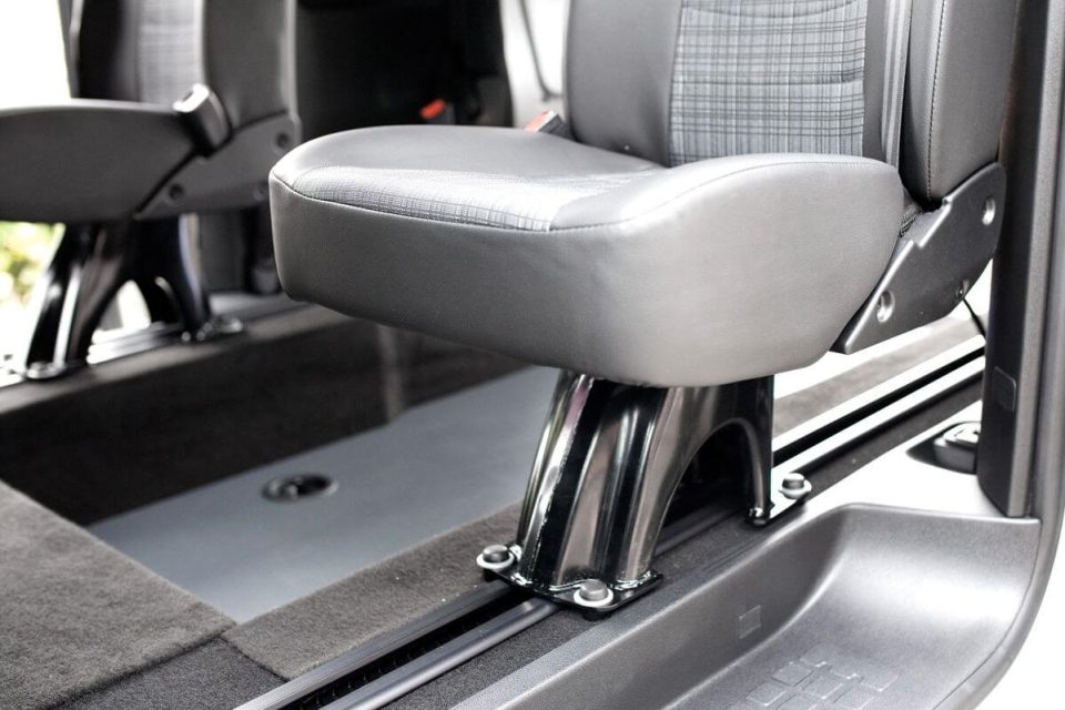 Support des sièges fixes en rang 2 sur Peugeot Traveller TPMR - véhicule handicap