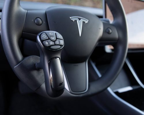 Poignée télécommande SmartSteer au volant d'une Tesla