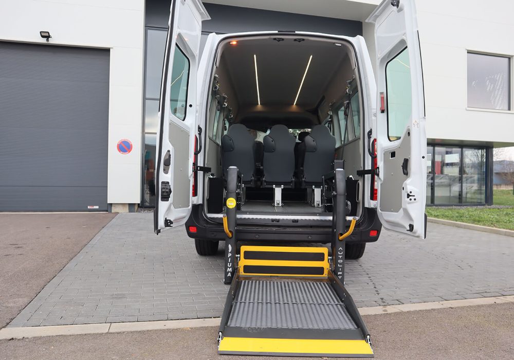 Hayon élévateur déployé sur un Renault Master TPMR et espace passager intérieur - minibus handicap