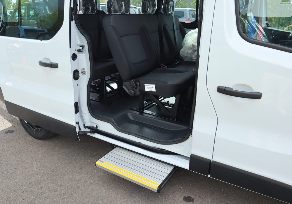 Porte latérale ouverte et marche pied sur un Renault Trafic TPMR - minibus TPMR - véhicules handicap