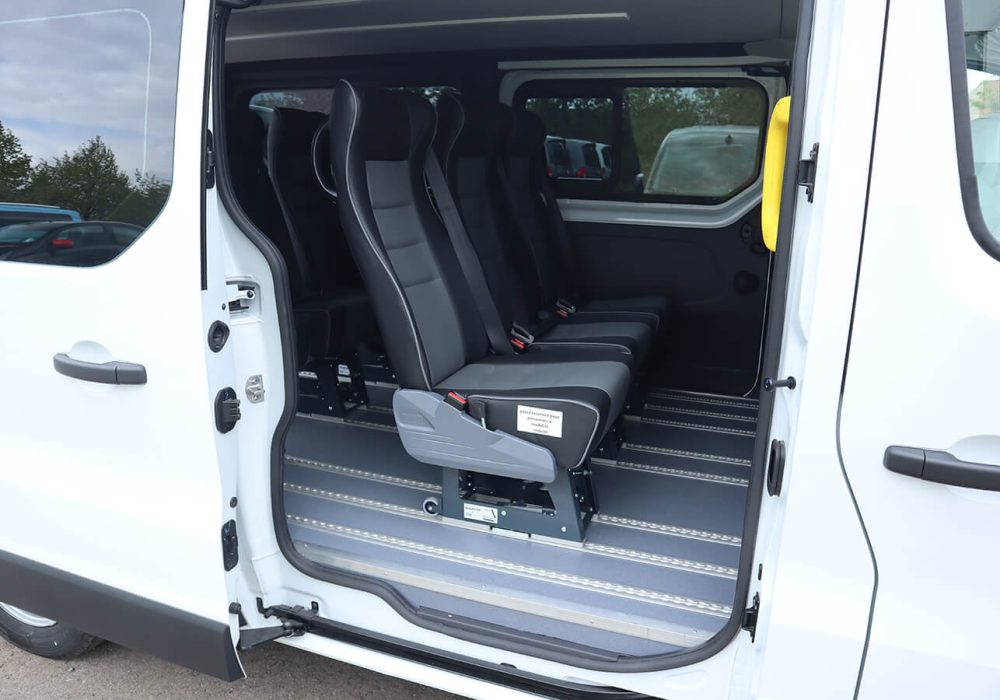 Intérieur d'un Renault Trafic TPMR avec plancher modifié et sièges individuels - minibus TPMR - véhicules handicap