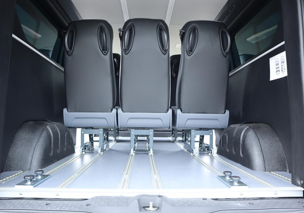 Plancher à rail et sièges individuels sur un Renault Trafic TPMR - minibus TPMR - véhicules handicap