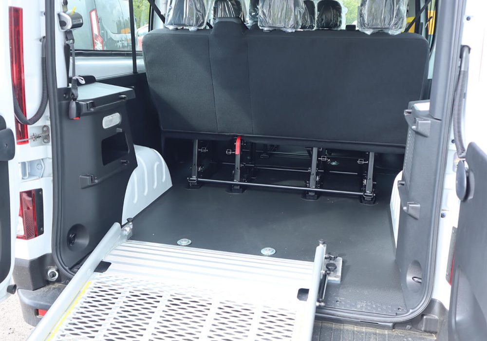 Vue arrière d'un Renault Trafic TPMR avec la conservation de ses sièges d'origine - minibus TPMR - véhicules handicap