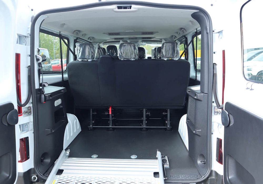 Vue arrière d'un Renault Trafic TPMR avec la conservation de ses sièges d'origine - minibus TPMR - véhicules handicap