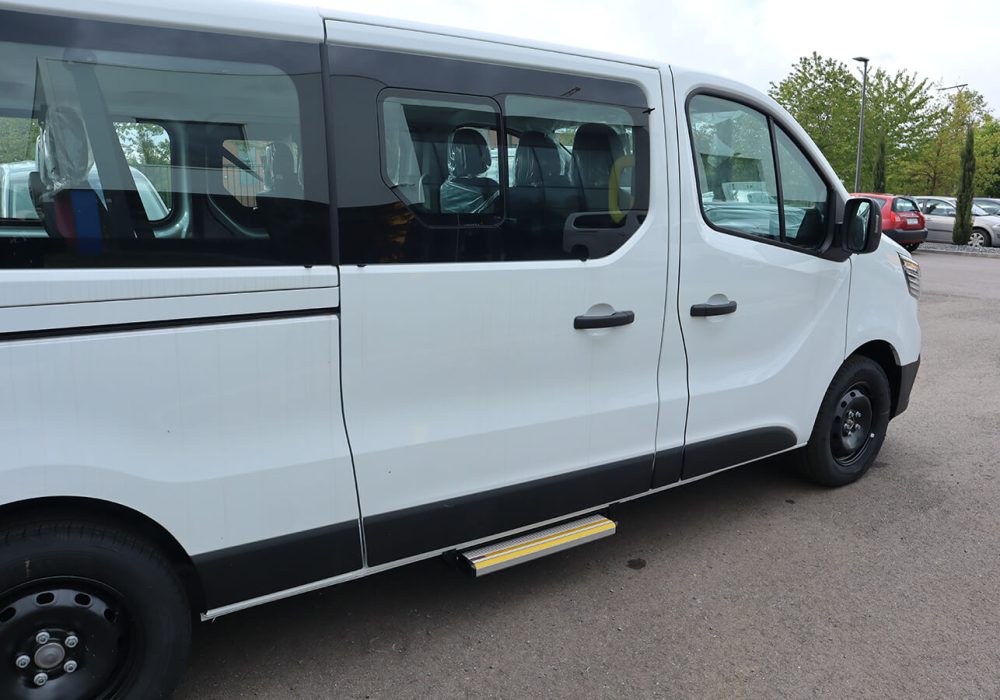 Vue latérale d'un Renault Trafic TPMR - minibus TPMR - véhicules handicap