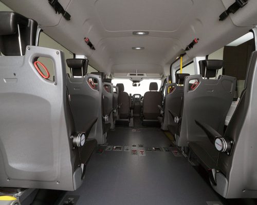 Intérieur d'un minibus équipé d'un TriflexAir avec l'ensemble de ses sièges sur paroi déployé