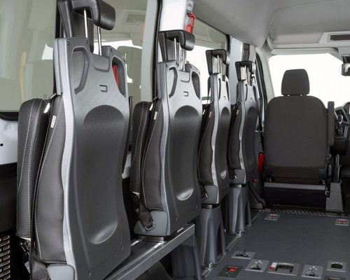 Siège sur paroi rabattu dans un minibus équipé du plancher TriflexAir