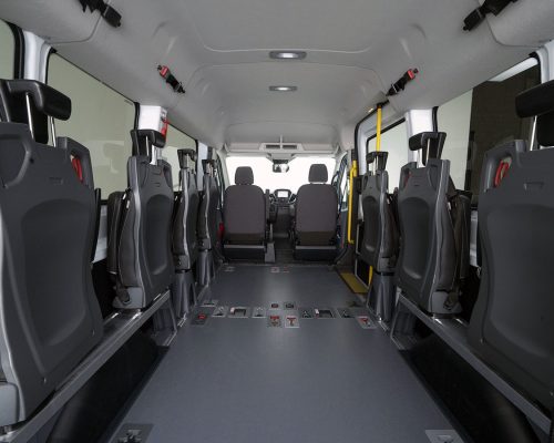 Intérieur d'un minibus équipé d'un TriflexAir avec l'ensemble de ses sièges sur paroi déployé