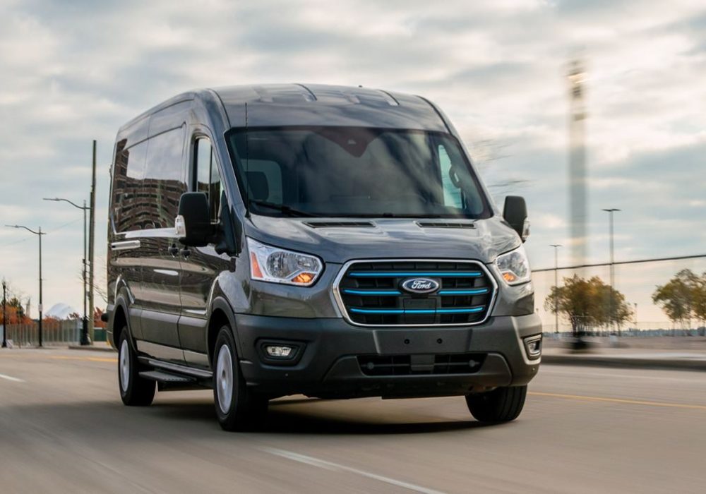 Ford eTransit TPMR avançant sur une route - minibus handicap - véhicule tpmr - minibus électrique