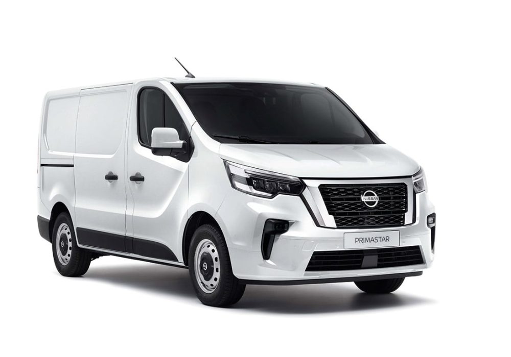 Nissan Primastar TPMR sur fond blanc - minibus handicap - véhicule TPMR