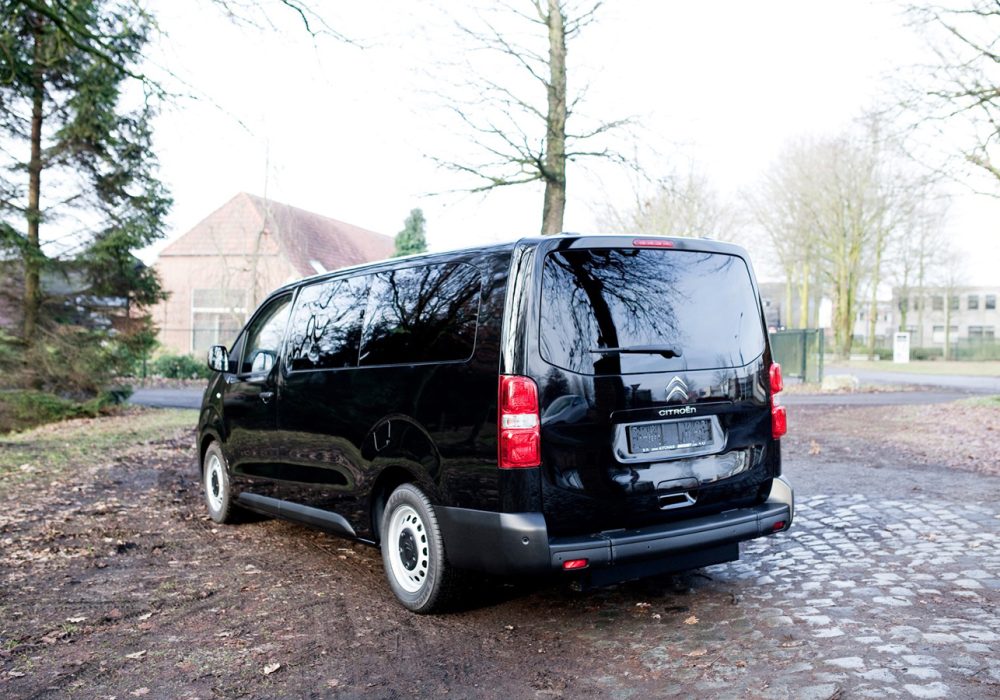 Citroën Spacetourer XL TPMR Noir Perla Nera vue depuis l'arrière avec le hayon fermée - Véhicule TPMR - Voiture Handicap