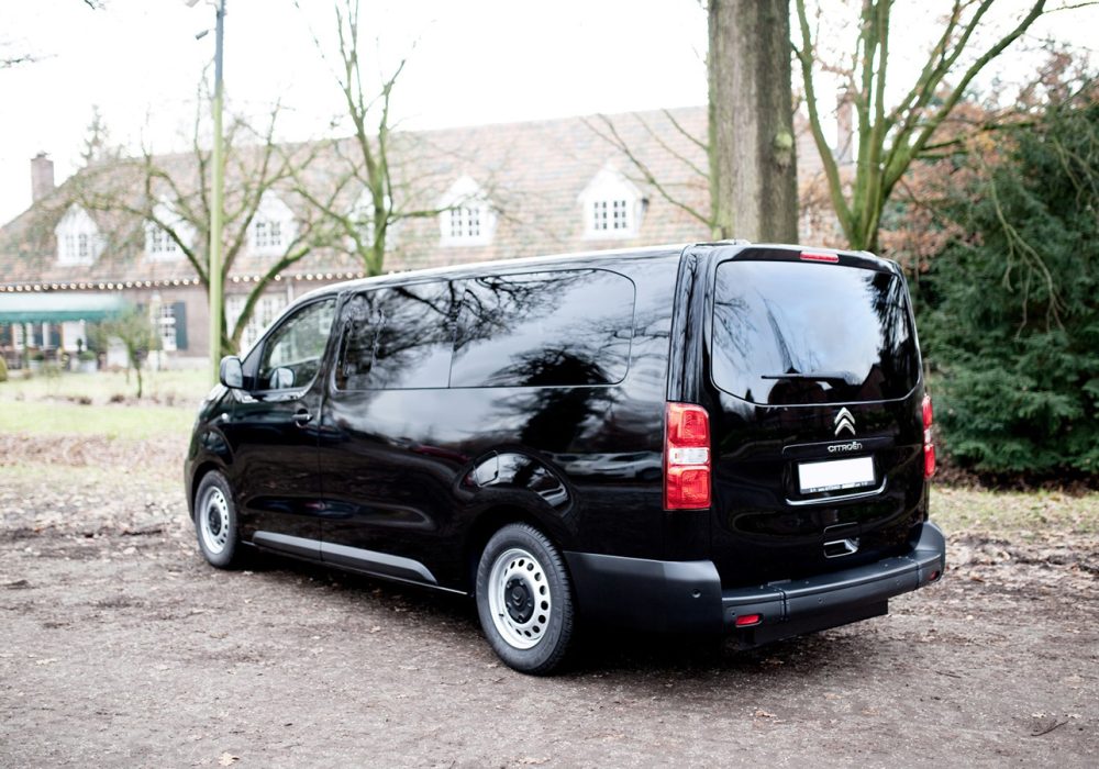 Citroën Spacetourer XL TPMR Noir Perla Nera vue depuis l'arrière avec le hayon fermée - Véhicule TPMR - Voiture Handicap