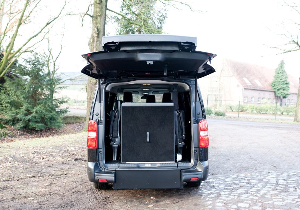 Citroën Spacetourer XL TPMR Noir Perla Nera vue depuis l'arrière avec le hayon ouvert - Véhicule TPMR - Voiture Handicap