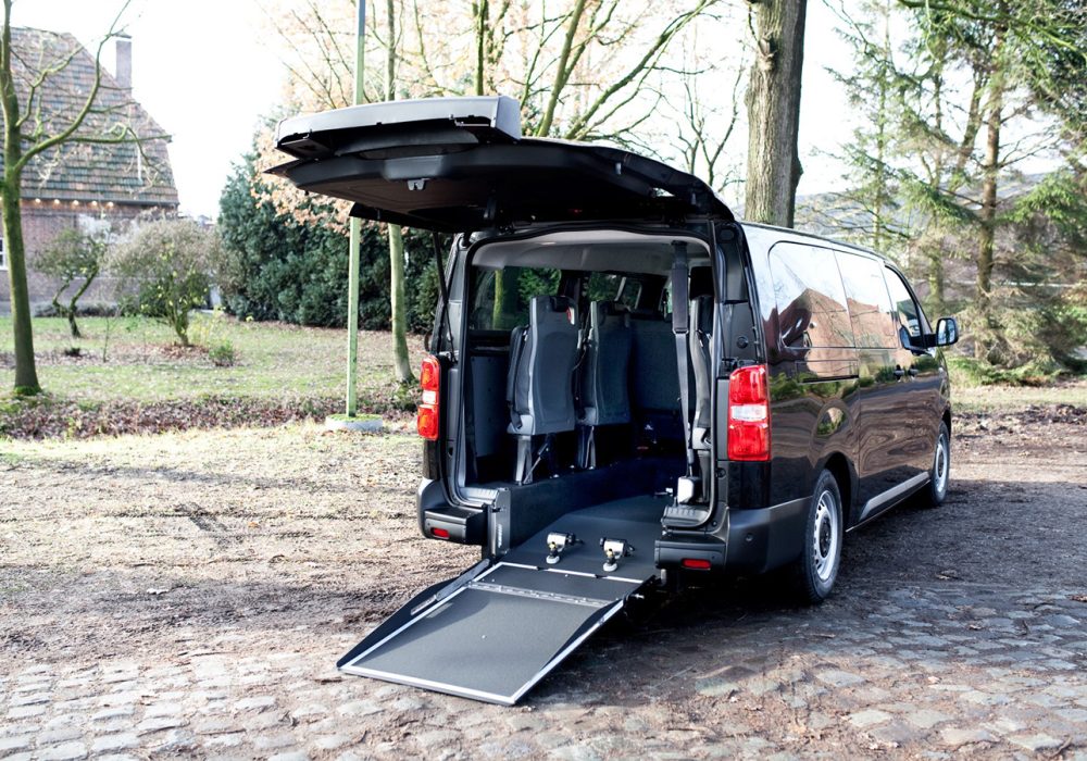 Citroën Spacetourer XL TPMR Noir Perla Nera vue depuis l'arrière avec le hayon ouvert et rampe déployée - Véhicule TPMR - Voiture Handicap